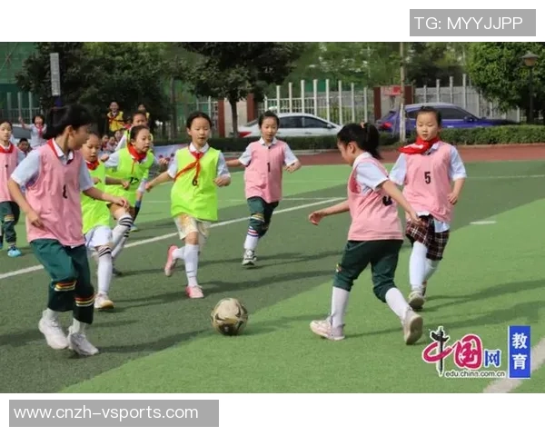 小学生足球比赛精彩纷呈赛场上小小球员展现团结拼搏精神